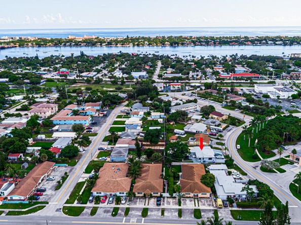 517 Greynolds Circle, Lantana FL 33462