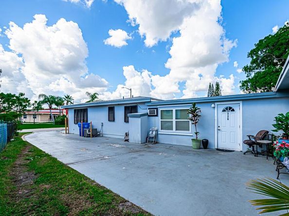 517 Greynolds Circle, Lantana FL 33462