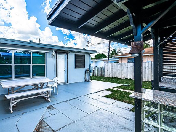 517 Greynolds Circle, Lantana FL 33462