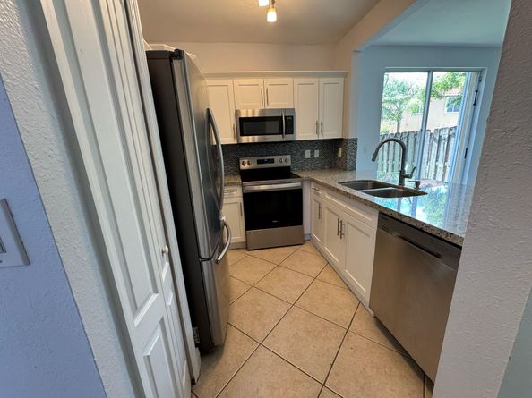 922 NW 134th Ave, Pembroke Pines FL 33028