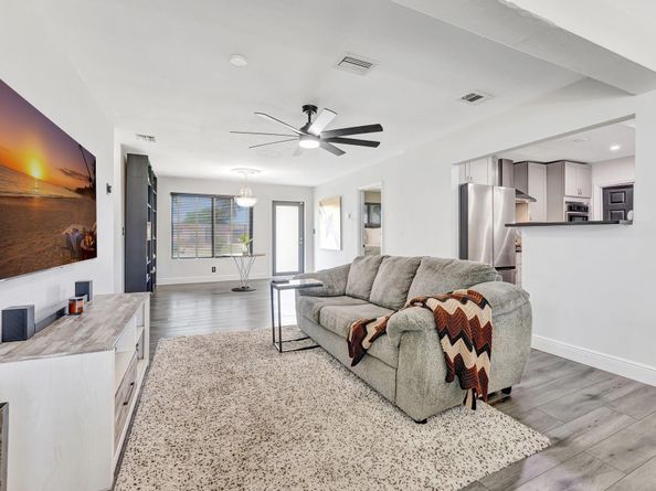 6275 Lakeshore Dr, Margate FL 33063