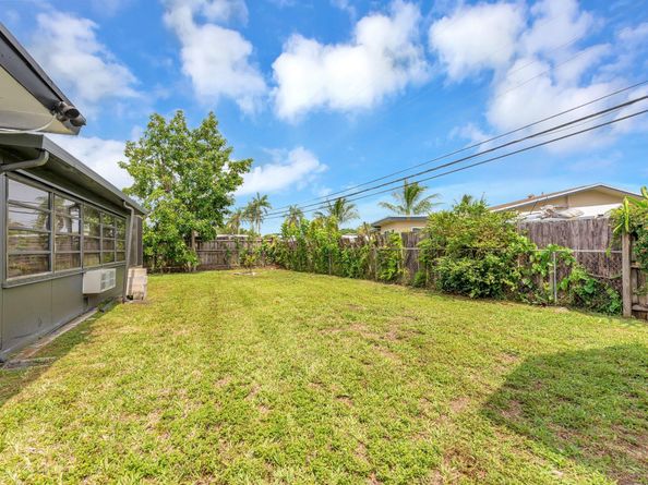 6275 Lakeshore Dr, Margate FL 33063