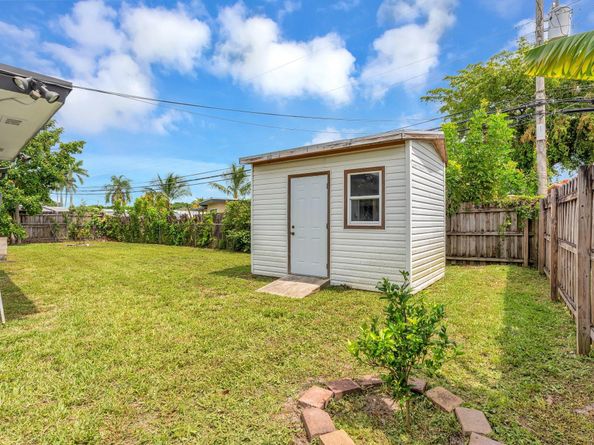 6275 Lakeshore Dr, Margate FL 33063
