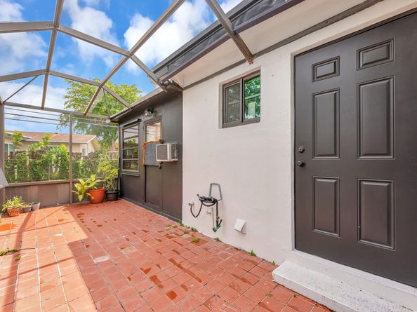 6275 Lakeshore Dr, Margate FL 33063
