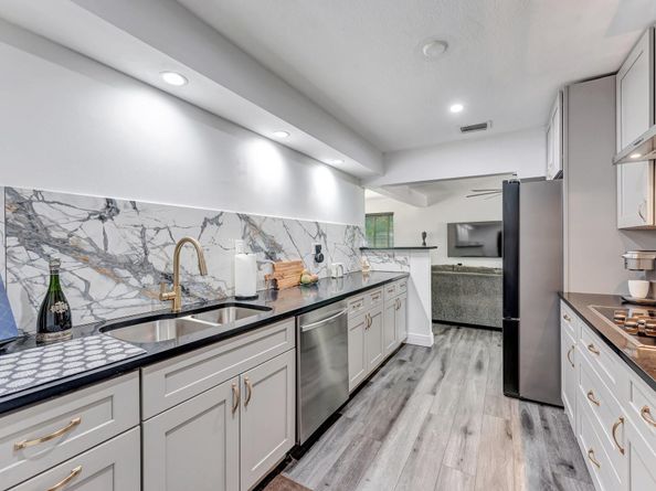 6275 Lakeshore Dr, Margate FL 33063