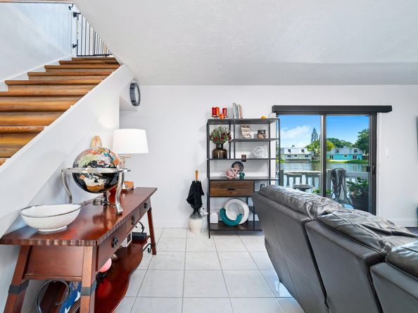 1351 NE 40th Place, Oakland Park FL 33334