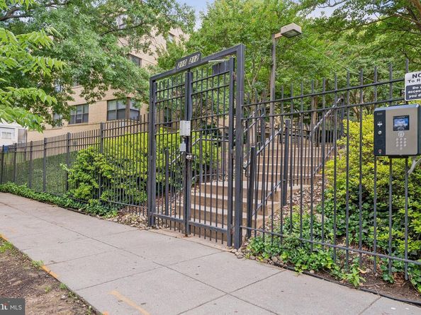 212 Oakwood Street SE 318, Washington DC 20032