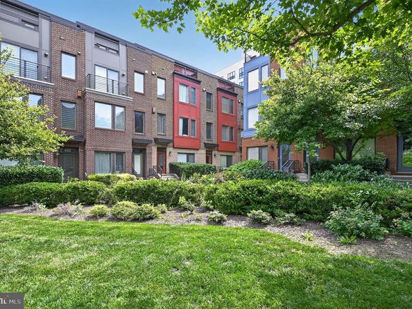 8319 Looking Glass Way, Fairfax VA 22031