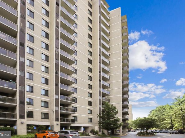 307 Yoakum Parkway 406, Alexandria VA 22304
