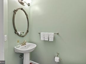 904 W Glebe Road, Alexandria VA 22305
