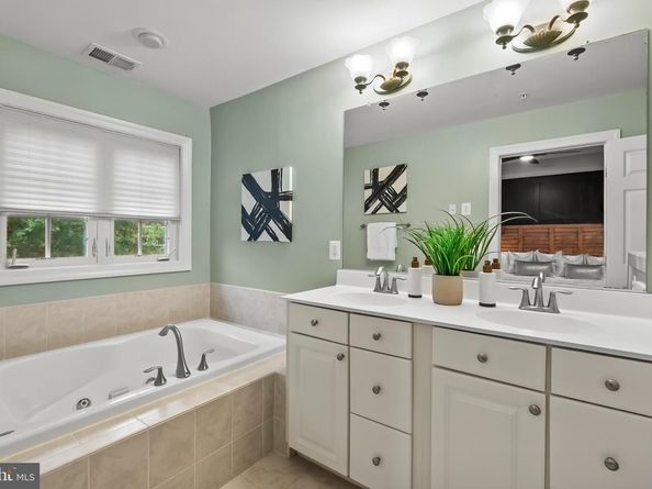 904 W Glebe Road, Alexandria VA 22305