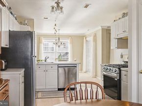 606 Julian Dr W, Warwick PA 18974