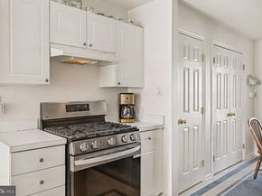 606 Julian Dr W, Warwick PA 18974