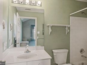 606 Julian Dr W, Warwick PA 18974