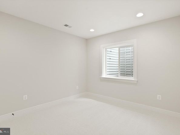 102 Moore Avenue SW, Vienna VA 22180