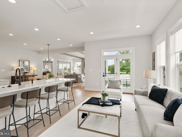 102 Moore Avenue SW, Vienna VA 22180