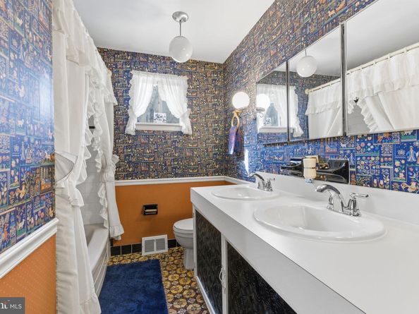 5 Glen Drive, Yardley PA 19067