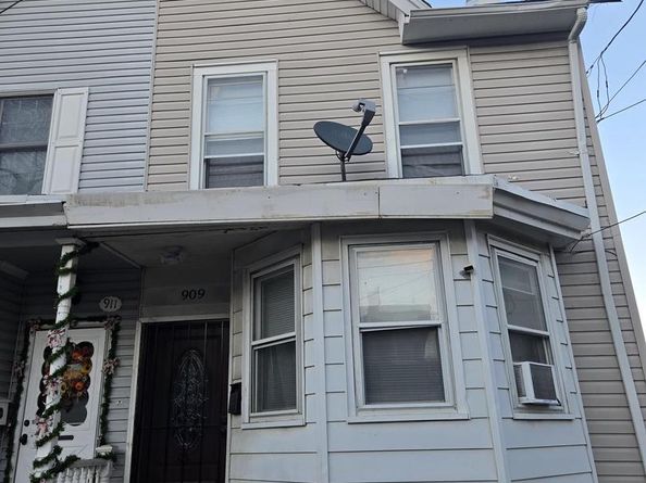 909 Pine Street, Darby PA 19023