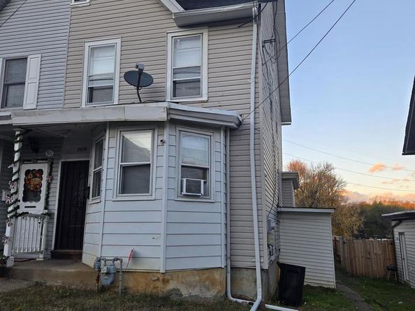 909 Pine Street, Darby PA 19023