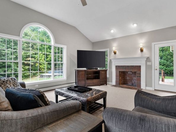 731 Samuel Dr, Northbridge MA 01588