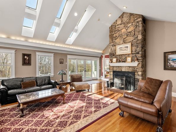 111 Windsor Ridge Dr, Northbridge MA 01534