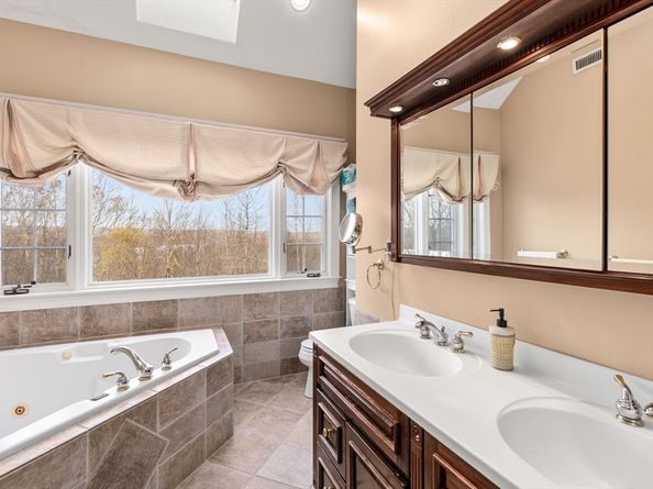 111 Windsor Ridge Dr, Northbridge MA 01534