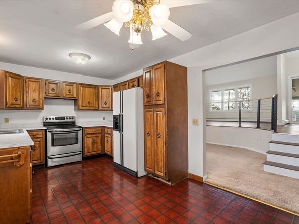 9 Scenic Ave, Webster MA 01570