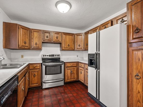 9 Scenic Ave, Webster MA 01570