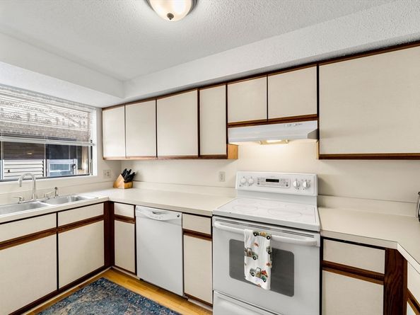 33 Maplewood Avenue 21, Gloucester MA 01930