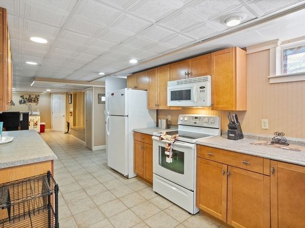 42 Walnut St, Saugus MA 01906