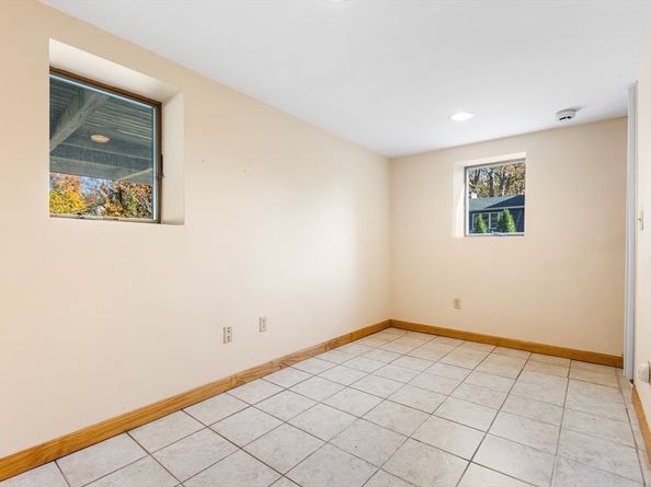 20 Lantern Ln, Burlington MA 01803