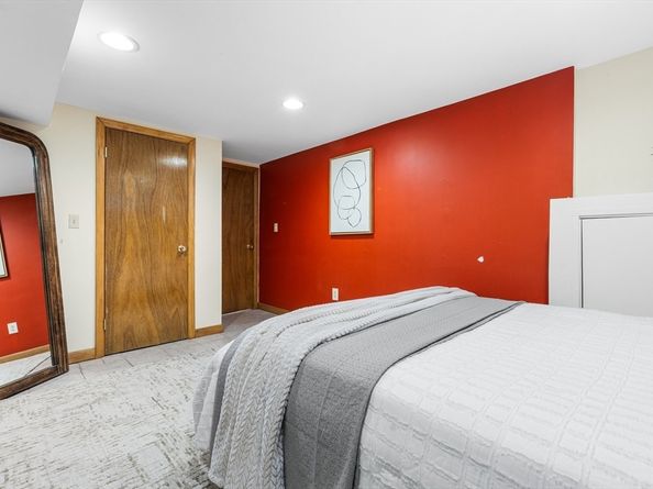 20 Lantern Ln, Burlington MA 01803