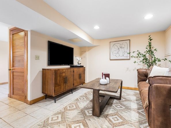 20 Lantern Ln, Burlington MA 01803