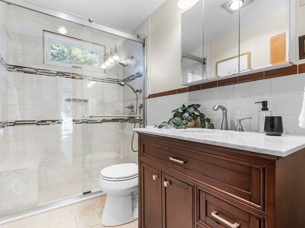 20 Lantern Ln, Burlington MA 01803