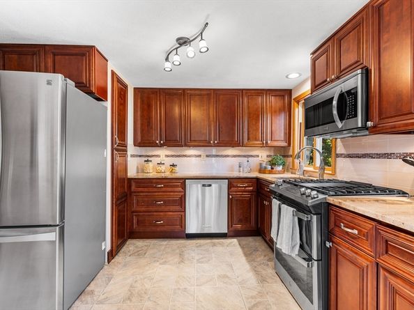 20 Lantern Ln, Burlington MA 01803