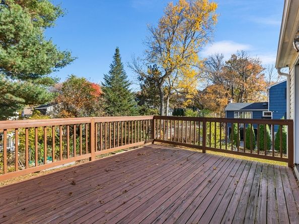 20 Lantern Ln, Burlington MA 01803