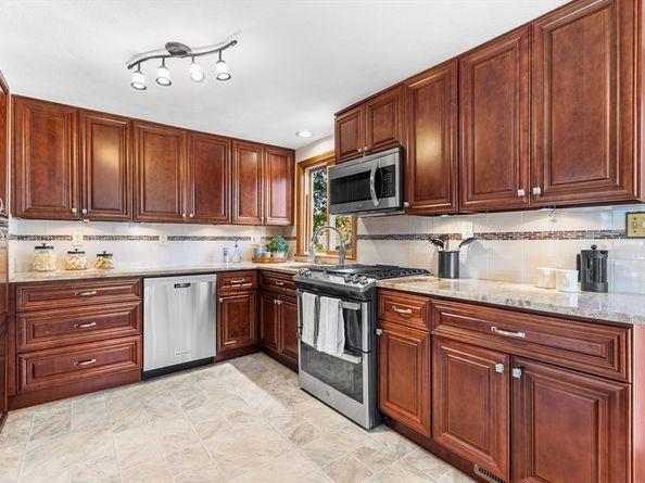 20 Lantern Ln, Burlington MA 01803