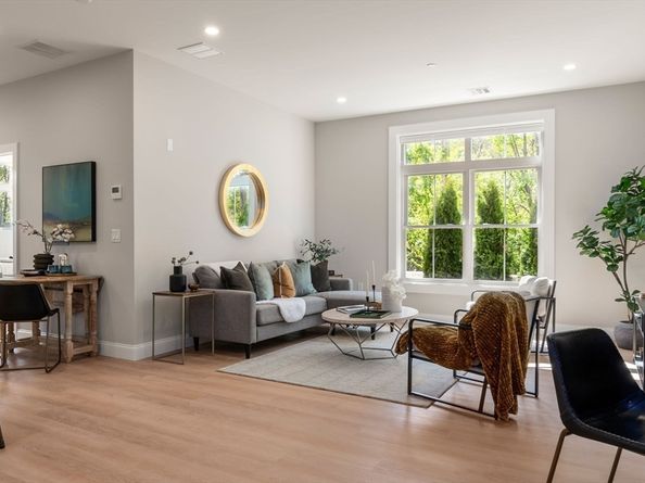 7 Cross St 201, Wilmington MA 01887