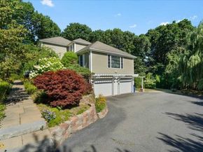 89 Boulder Hill Rd, Holden MA 01522