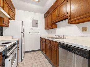 566 Commonwealth 1207, Boston MA 02215
