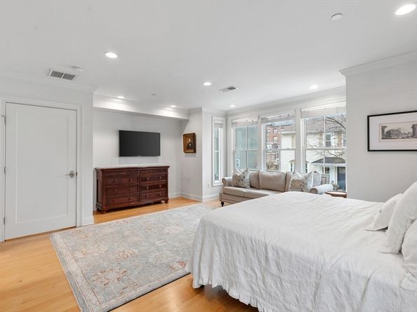 881 E 2nd 7, Boston MA 02127