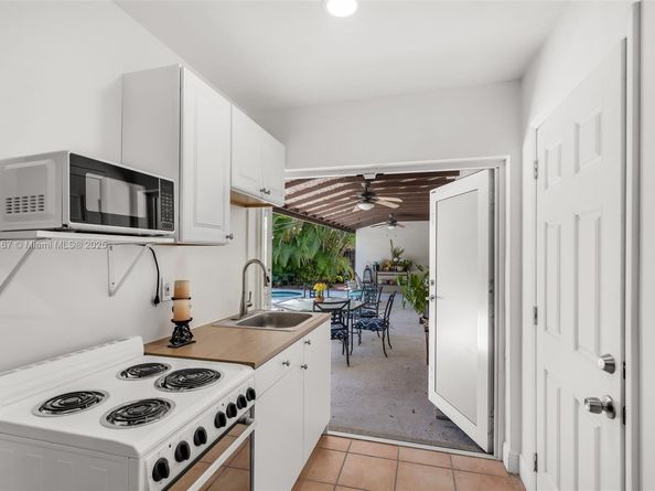 14841 Dade Pine Ave, Miami Lakes FL 33014