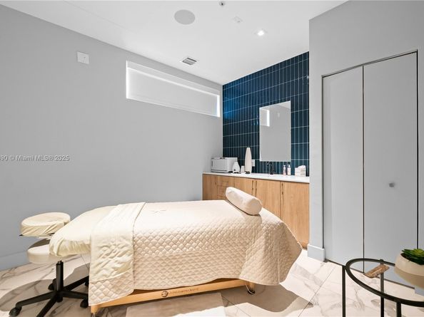 90 SW 3rd St 3305, Miami FL 33130