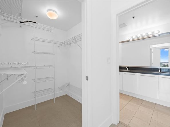 90 SW 3rd St 3305, Miami FL 33130