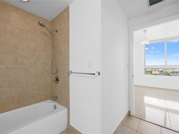 90 SW 3rd St 3305, Miami FL 33130