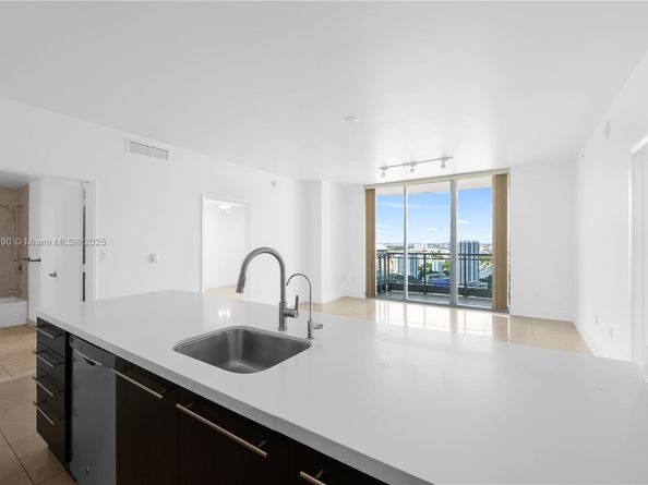 90 SW 3rd St 3305, Miami FL 33130