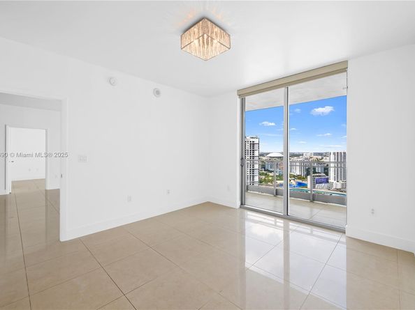 90 SW 3rd St 3305, Miami FL 33130