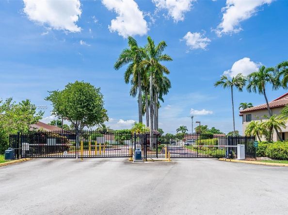 3549 W Inverrary Blvd W, Lauderhill FL 33319