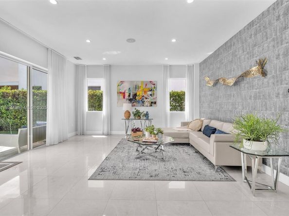 7457 NW 101st Ave, Doral FL 33178