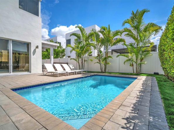 7457 NW 101st Ave, Doral FL 33178